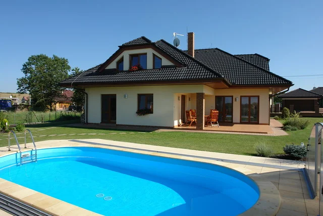 Rodinný dům FORTUNA s krytou terasou a bazénem v zahradě