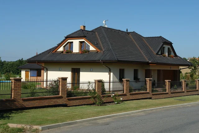 Rodinný dům FORTUNA od ulice s cihlovou plotovou zídkou